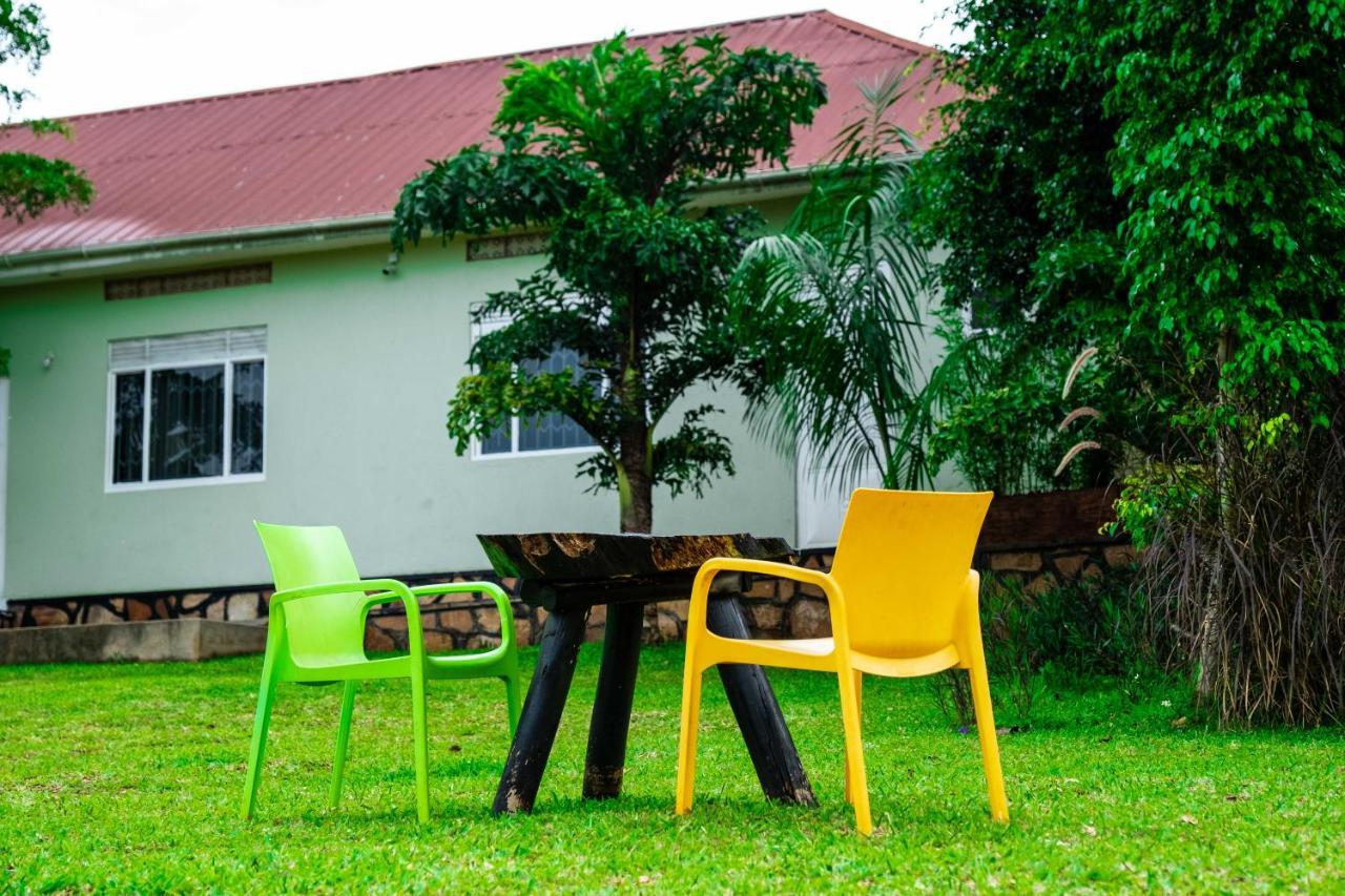 Airport Unique Hotel Entebbe Exteriör bild