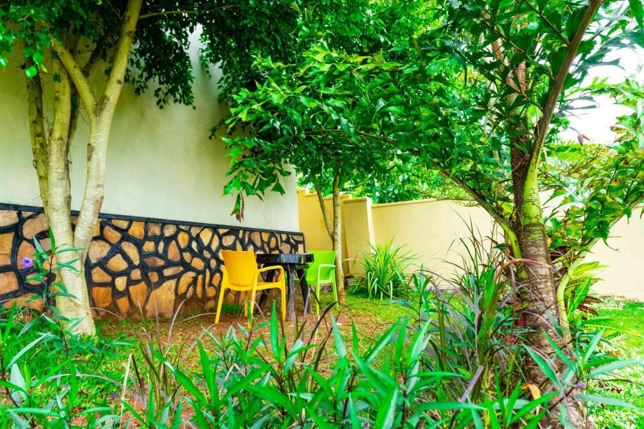 Airport Unique Hotel Entebbe Exteriör bild