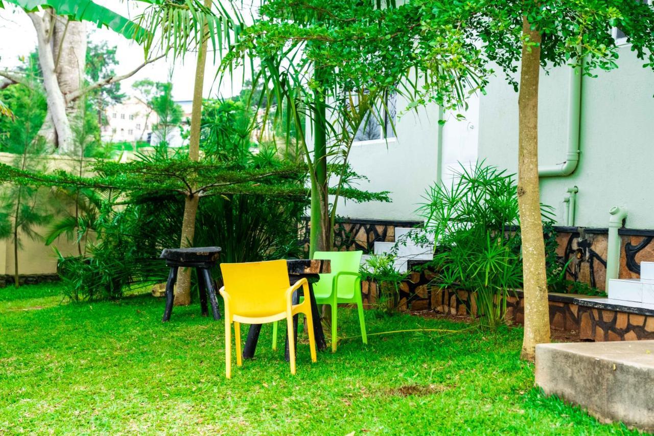 Airport Unique Hotel Entebbe Exteriör bild