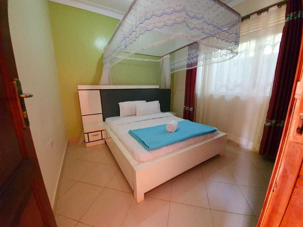 Airport Unique Hotel Entebbe Exteriör bild